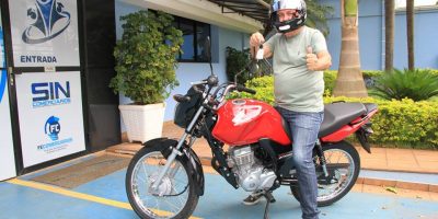 imagem - Ganhador da moto 0km do Dia do Comerciário retira o prêmio na Sede Administrativa