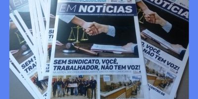 imagem - Jair Bolsonaro recebe o jornal “Em Notícias”