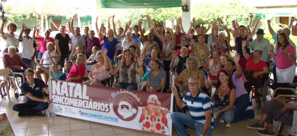 Funcionários e idosos reunidos em ação especial de Natal