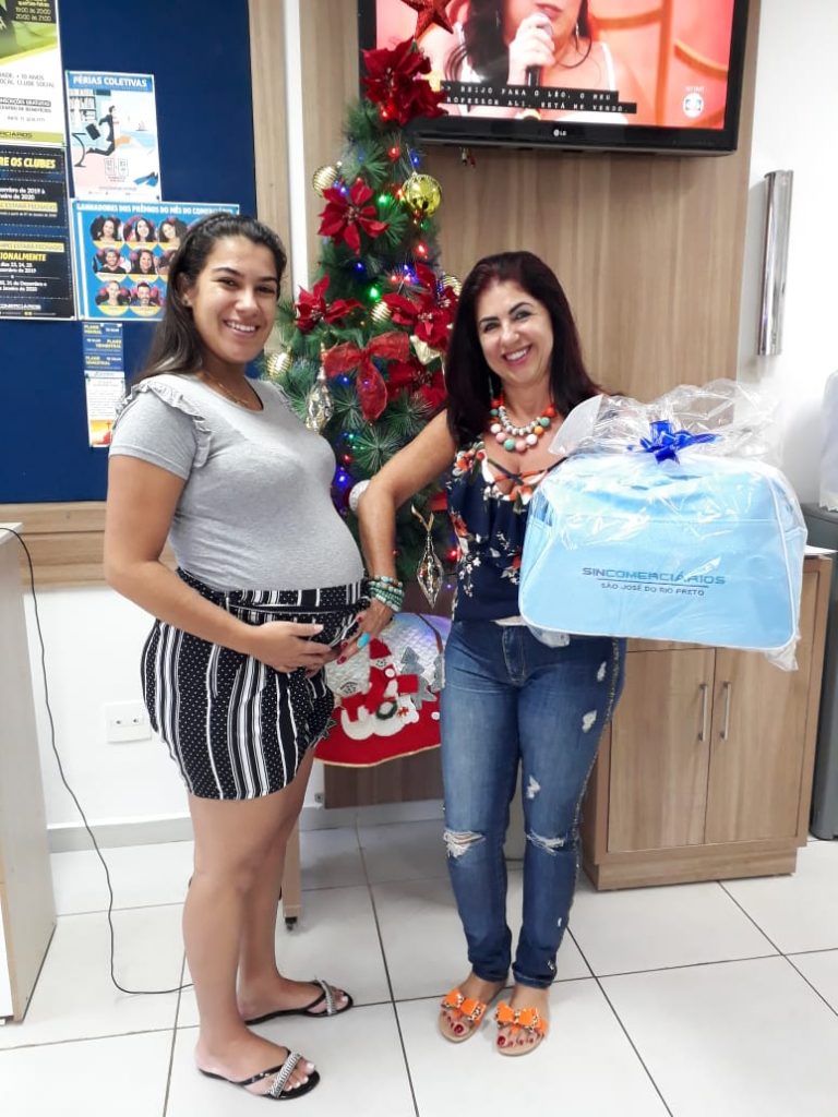 Vice-presidente, Selma Ferrassoli, entrega o kit bebê à Izabella Rodrigues, da RA Embalagens