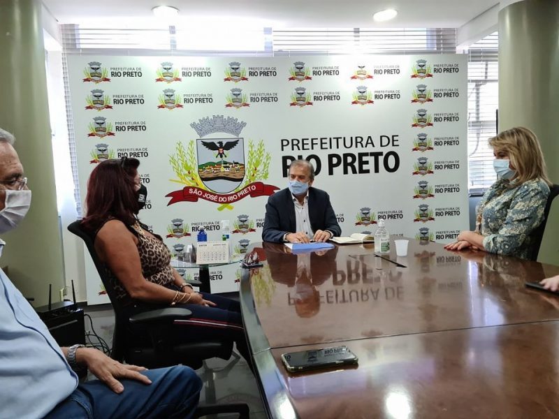 Sincomerciários entrega requerimento ao prefeito Édinho Araújo