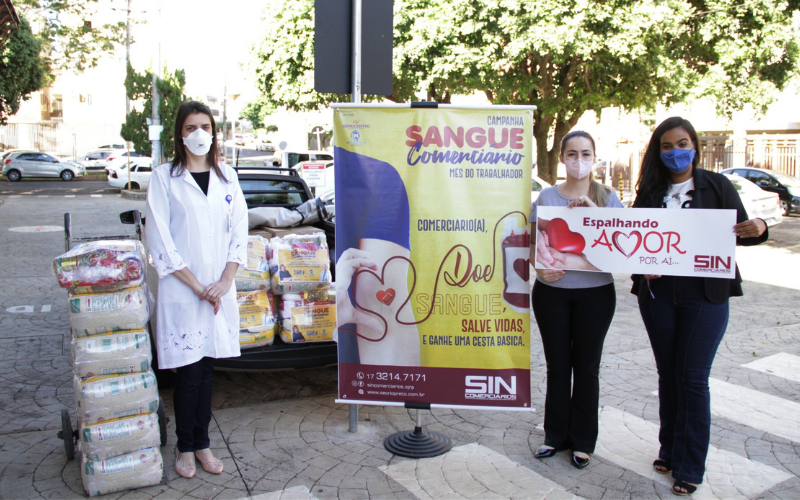 Equipe do Sincomerciários fez a doação de cestas e mochilas