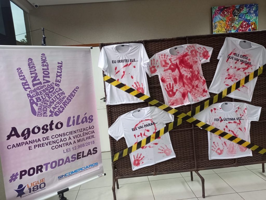 Exposição reflexiva sobre a violência contra a mulher está localizada no Centro de Benefícios