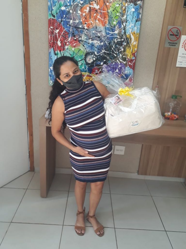 Francilda Costa, comerciária na empresa Chapadi Conveniência,  recebeu o kit maternidade no Centro de Benefícios.