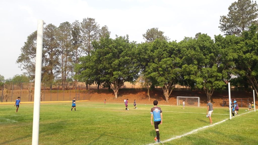 Garotada em ação na Escolinha de Futebol do Clube de Campo dos Comerciários