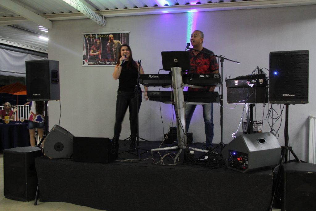 Show ao vivo com a dupla Ney e Grazi no Clube Social