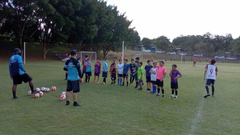 Profissionais da Escolinha de Futebol acompanham a evolução das crianças.