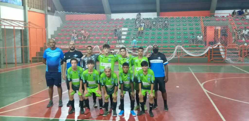 Equipe SUB-15 com a equipe técnica da Escolinha de Futsal.