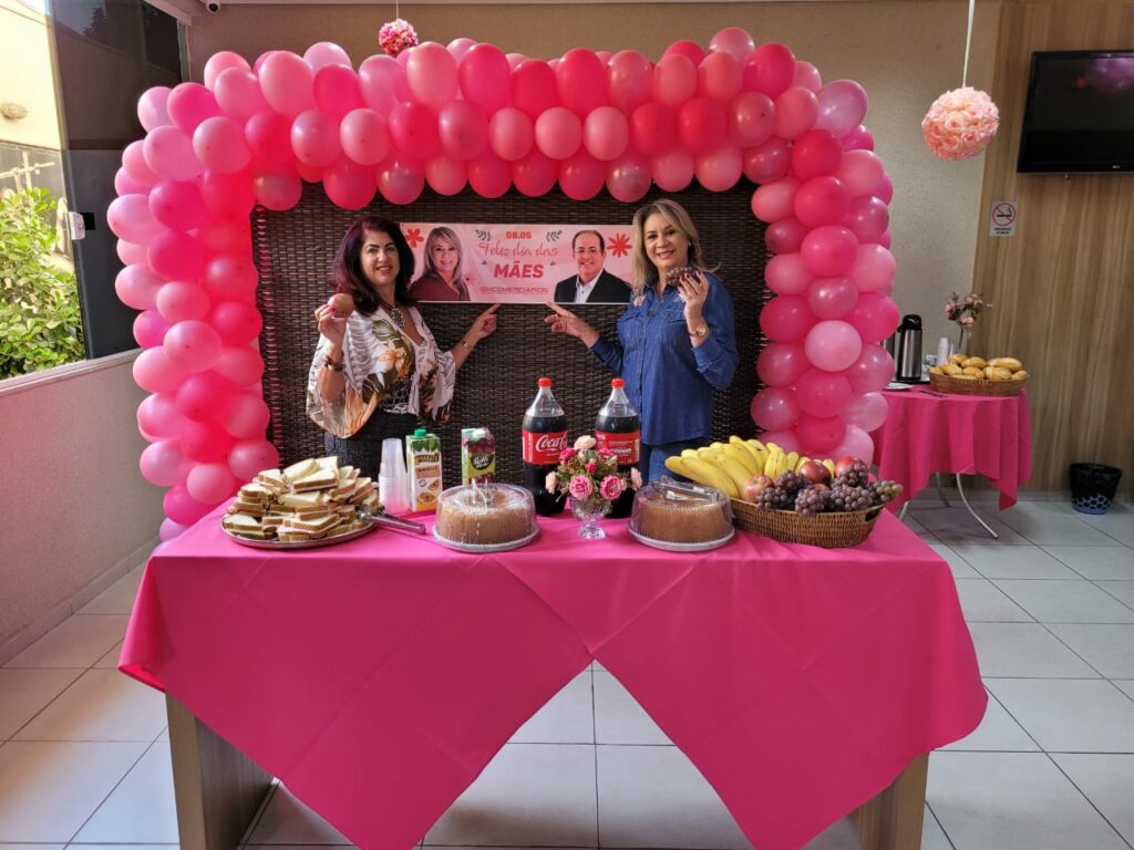 Presidente Márcia Caldas e vice-presidente Selma Ferrassoli receberam as comerciárias no Centro de Benefícios.