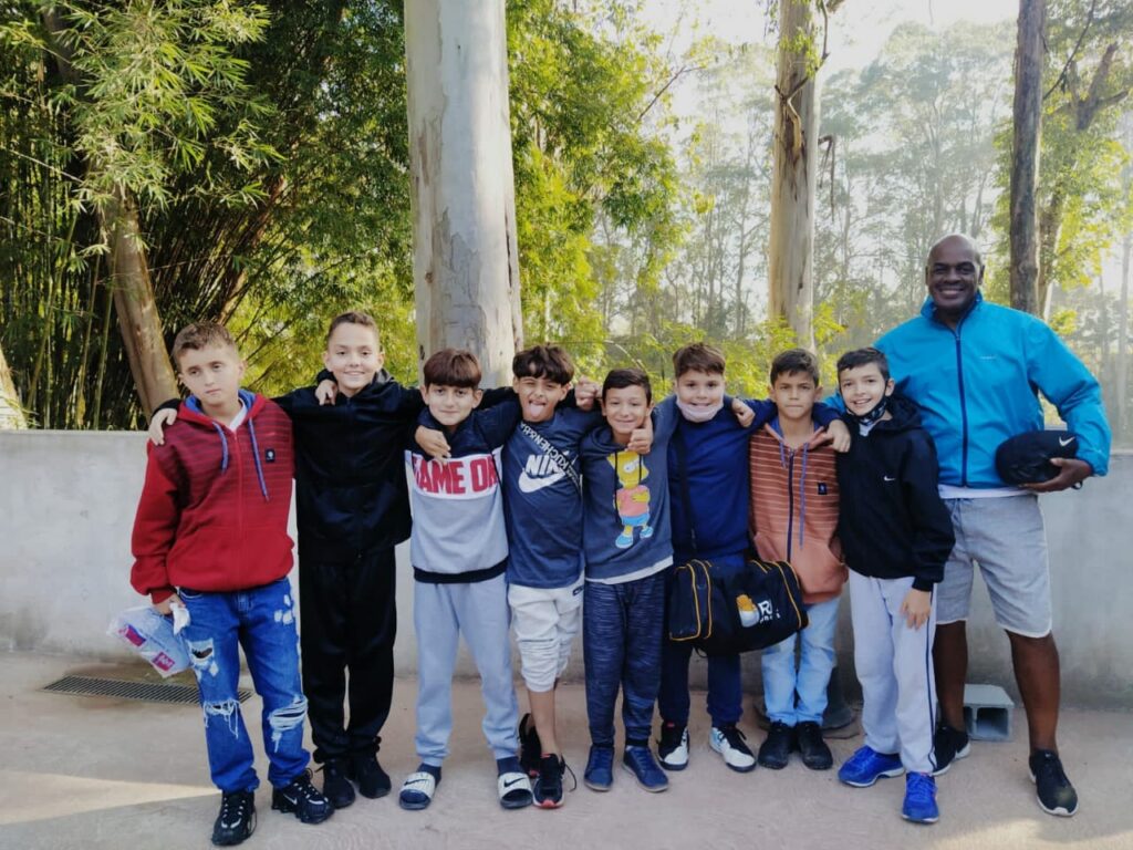 Alunos da Escolinha de Futsal acompanhados do professor Marcão