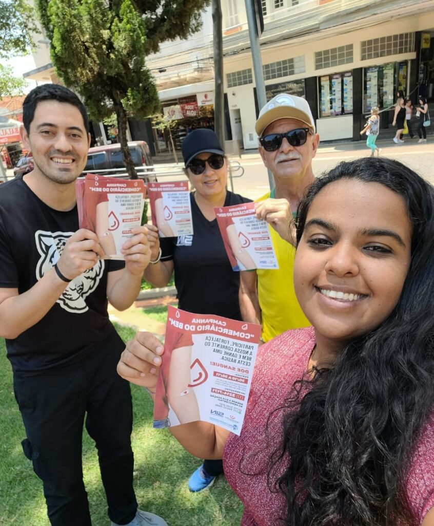 Os colaboradores Nalva, José Adolfo, Caio e Larissa panfletaram no comércio sobre a campanha