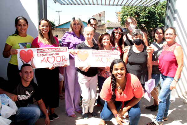 Equipe Sincomerciários doou mais de 150 brinquedos.