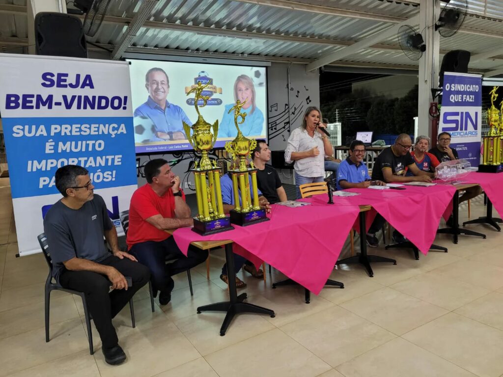 Comissão técnica em reunião com representantes das equipes