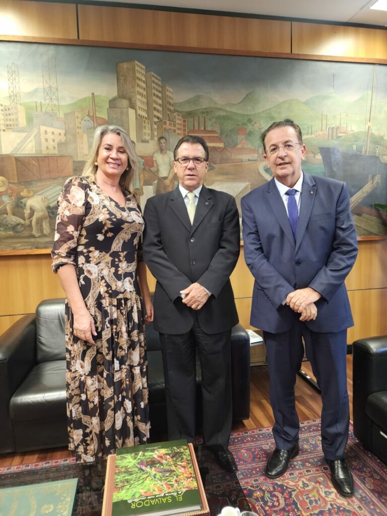 Presidente do Sincomerciários, Márcia Caldas, ministro do Trabalho e Emprego, Luiz Marinho, e o deputado federal Luiz Carlos Motta