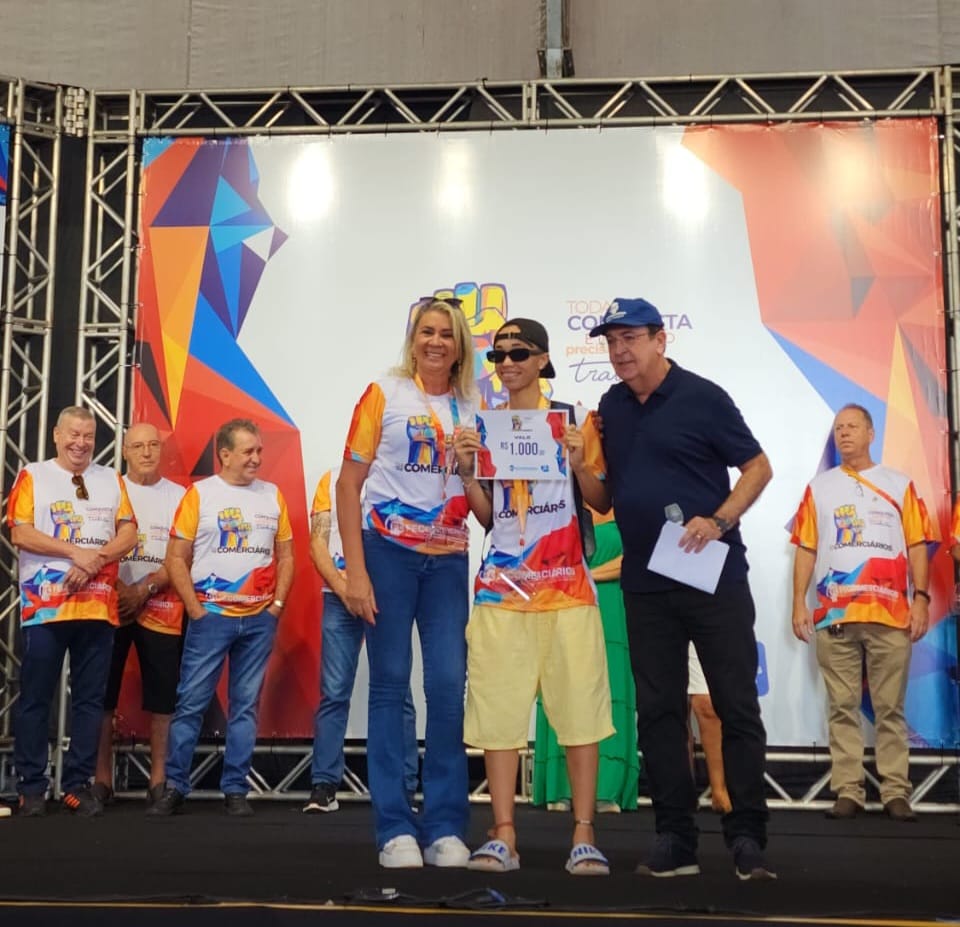 Josefa. comerciária de Rio Preto, recebeu prêmio durante o sorteio