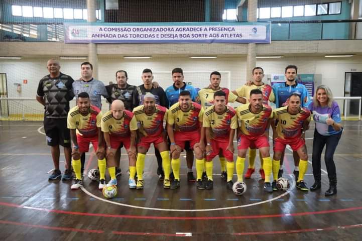 Equipe de futsal Sincomerciários acompanhada da presidente Márcia Caldas em Praia Grande