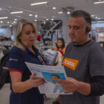 Presidente Márcia Caldas distribui novo jornal “InformaSIN” aos trabalhadores do comércio