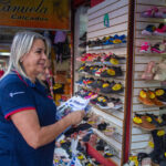 Presidente Márcia Caldas distribui novo jornal “InformaSIN” aos trabalhadores do comércio