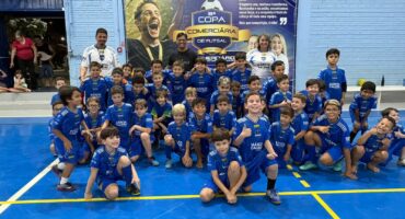Entrega de uniformes da escolinha de futsal reforça incentivo ao esporte