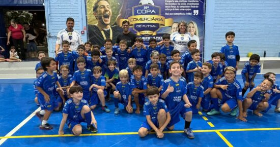 Entrega de uniformes da escolinha de futsal reforça incentivo ao esporte Entrega de uniformes da escolinha de futsal reforça incentivo ao esporte