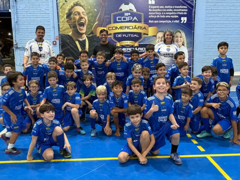 Entrega de uniformes da escolinha de futsal reforça incentivo ao esporte Entrega de uniformes da escolinha de futsal reforça incentivo ao esporte